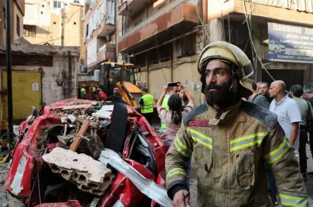 صورة تظهر رجل إطفاء في موقع انفجار في بيروت 