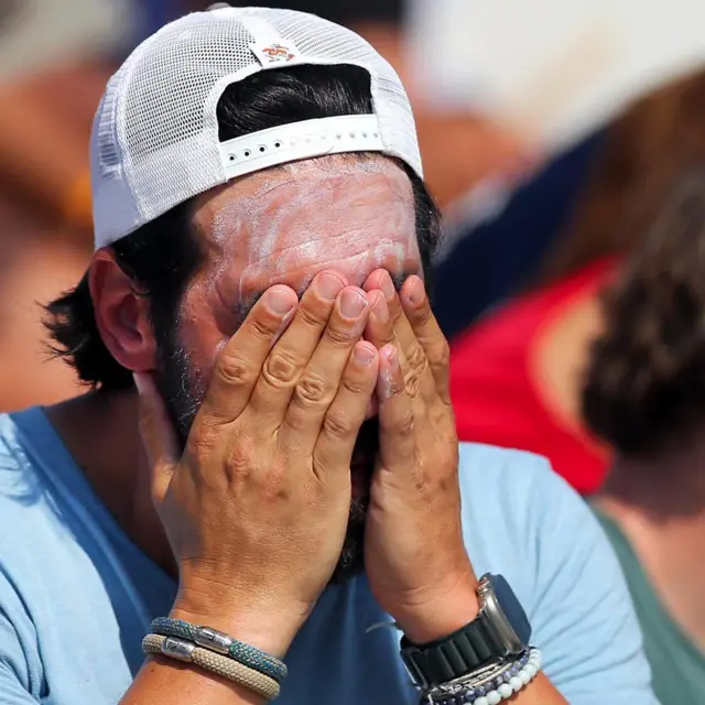 شخص يستخدم واقيا للشمس