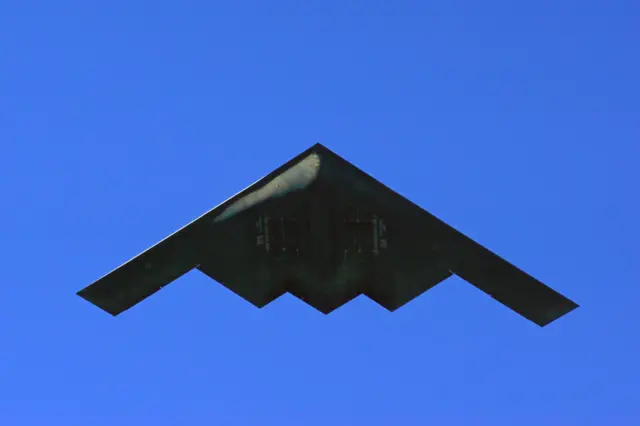 Bombardeiro B2 voando nos céus