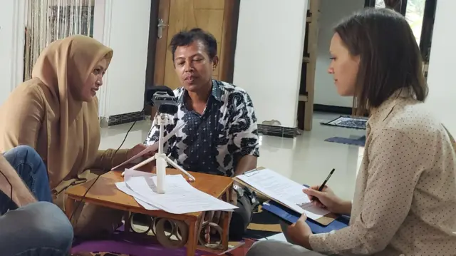 Emily Havens duduk bersama dua warga penutur Cia-Cia sambil mencatat.