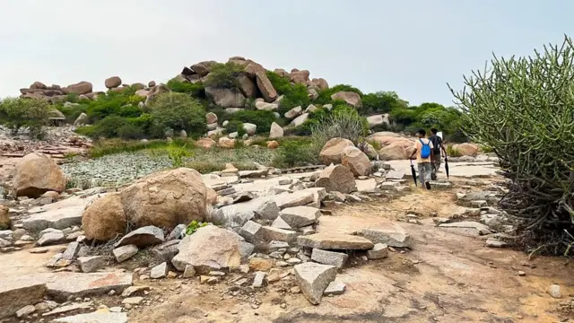 மோர்யார் குட்டா, ஹைர் பென்கல், குள்ள மனிதர்கள், இந்தியா, கர்நாடகா