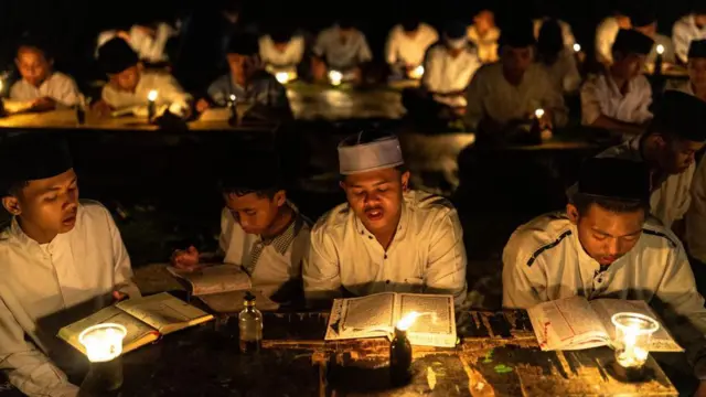Ilustrasi sejumlah santri sedang membaca Alquran