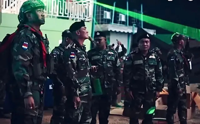 KNA ရဲ့ ပွဲအခမ်းအနား တစ်ခုမှာ တွေ့ရတဲ့ KNA ပြောခွင့်ရသူ ဒုတိယဗိုလ်မှူးကြီး နိုင်မောင်ဇော် (ပုံဟောင်း) 