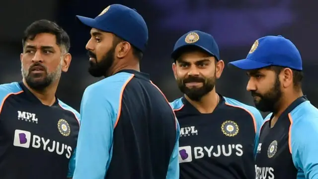 विरोट कोहली और धोनी