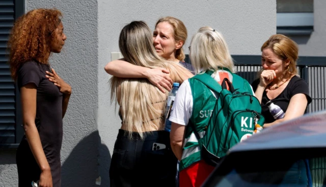 Graz kentinde meydana gelen ölümcül okul saldırısının ardından aileler birbirlerini sarılarak teselli ediyor, fotoğrafta 5 kadın var. Üçü ağlıyor