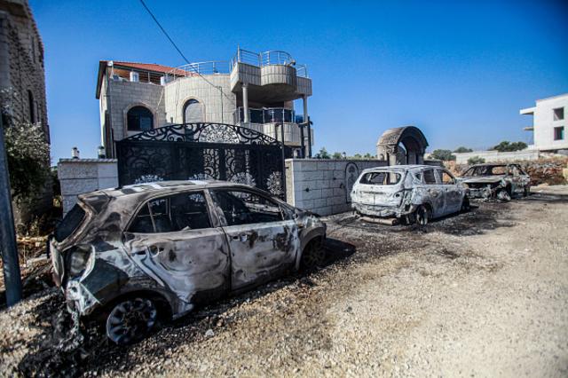 Сожженные автомобили в палестинской деревне на Западном берегу 