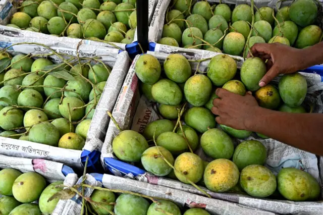 ঢাকার একটি পাইকারি ফলের বাজারে আমের পসরা