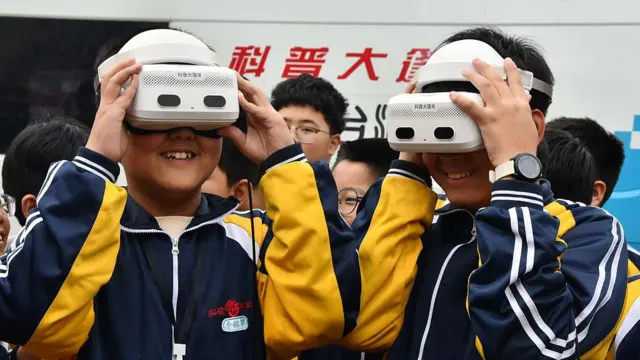 體驗VR（虛擬實境）的學生