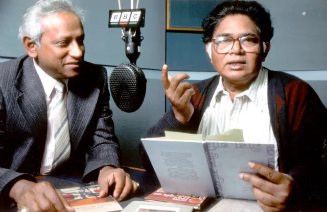 আশির দশকে বুশ হাউসে, লেখক সুনীল গঙ্গোপাধ্যায়ের কবিতা শুনছেন দীপঙ্কর ঘোষ।  