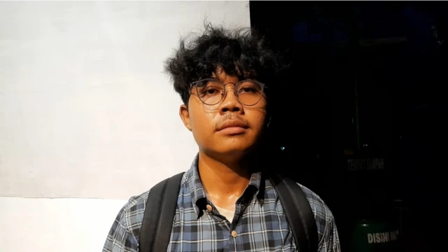 Rifki Hariadi (20) mendatangi posko bantuan bencana yang didirikan Solidaritas Generasi Ekologis di area kampus swasta Kota Medan, Sumatra Utara, Kamis (11/12/2025). Rifki memilih berdonasi melalui komunitas ini ketimbang institusi resmi pemerintah lantaran faktor efektivitas waktu.