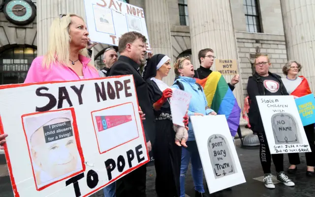 Pessoas com cartazes durante manifestação