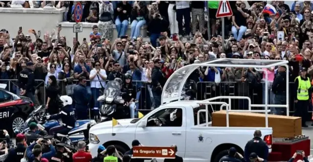 Ọkọ yii, popemobile, ni wọn fi gbe oku Pope Francis lọ si iboji. Ọkọ naa lo lo nigba aye rẹ.