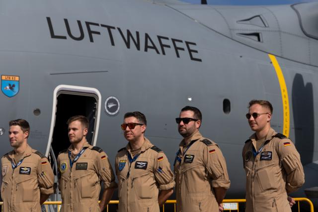 Các thành viên của lực lượng Không quân Đức trước một chiếc máy bay vận tải quân sự Airbus SE A400M Atlas tại Triển lãm Hàng không Singapore 2024