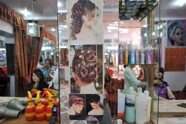 د یوناما په راپور کې همداراز د افغان ښځو د کار په باب ویل شوي، چې د طالبانو حکومت چارواکو له لوري د پخواني فرمان پربنسټ سینګارتونونه لا هم د ښځو پر مخ تړل شوي، په رسنیو کې دوی کار نه شي کولی او د کار له حقه منع شوې دي.