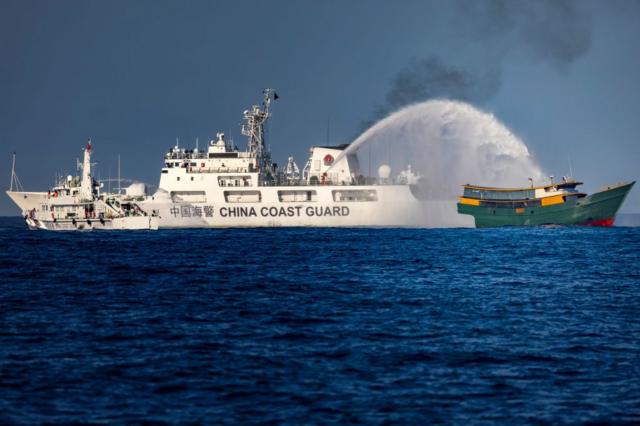 Tàu cảnh sát biển Trung Quốc tấn công tàu tiếp tế của Philippines vào ngày 5/3/2024