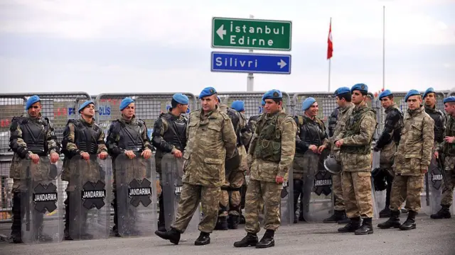 Cezaevi girişindeki jandarmalar ve yol tabelaları 