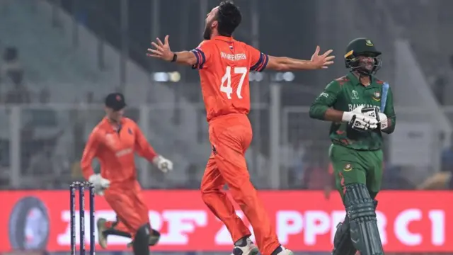 পল ভ্যান মিকেরেনের বলে আউট হয়ে ফিরে যাচ্ছেন সাকিব