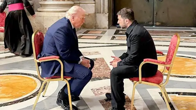Amasanamu yerekana Perezida Donald Trump wa Amerika na Volodymyr Zelensky wa Ukraine bicaye, ubwenge bwose buri mu kiyago hagati muri Bazilika yitiriwe Petero Mweranda