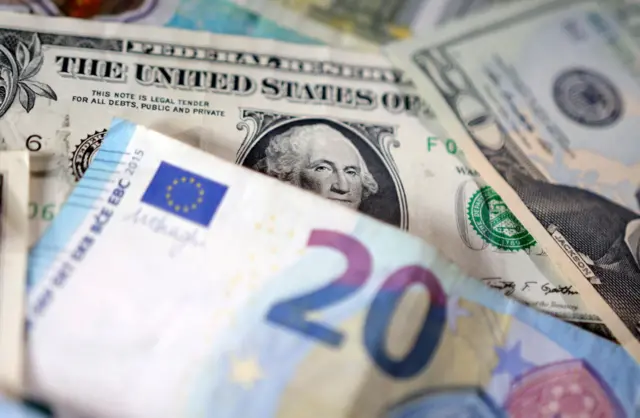 أوراق من عملات دولار ويورو