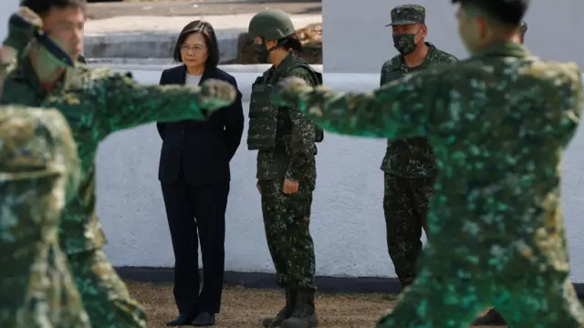 지난달 25일 군사 기지에서 근거리 전투 시범을 보며 설명을 듣고 있는 차이 총통의 모습