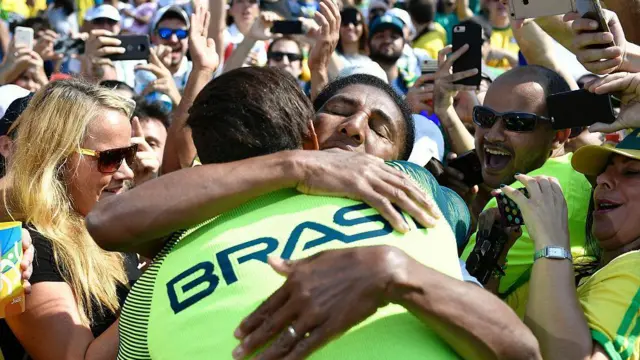 Isaquias Queiroz abraçando a mãe após conquistar o bronze na Olimpíada do Rio 2016