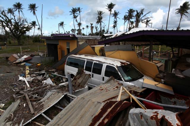 Casa destruída caída em carro em Porto Rico após furacão Maria