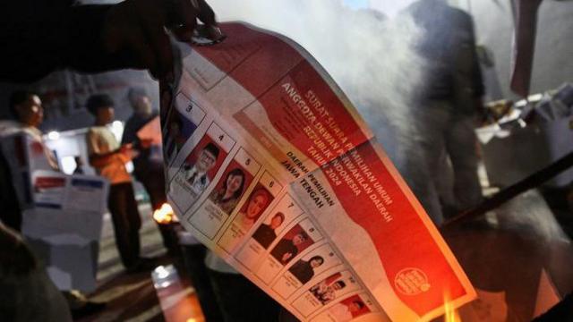 Sejumlah anggota KPU membakar kelebihan surat suara dan surat suara rusak saat pemusnahan di Gudang Logistik KPU Kota Semarang, Jawa Tengah, Selasa (13/2/2024).