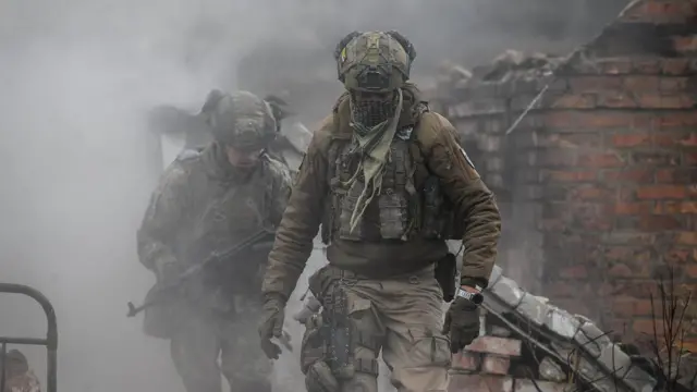 步兵新兵在基础训练课程中,躲避手榴弹爆炸