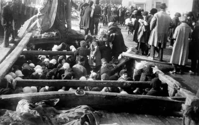 Des orphelins arméniens évacués de la Turquie