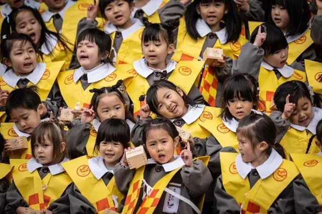 ජපන් අධ්‍යාපන ක්‍රමය පෙර පාසල් අධ්‍යාපනයෙන් ආරම්භ වන අතර ඉන් පසුව වසර 6ක කාලයක් ප්‍රාථමික අධ්‍යාපනය වෙනුවෙන් වෙන් කෙරේ.