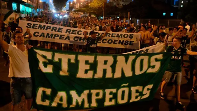 Torcedores com faixas lembrando o desastre aéreo que ceifou a vida365bet ao vivojogadores da Chapecoense