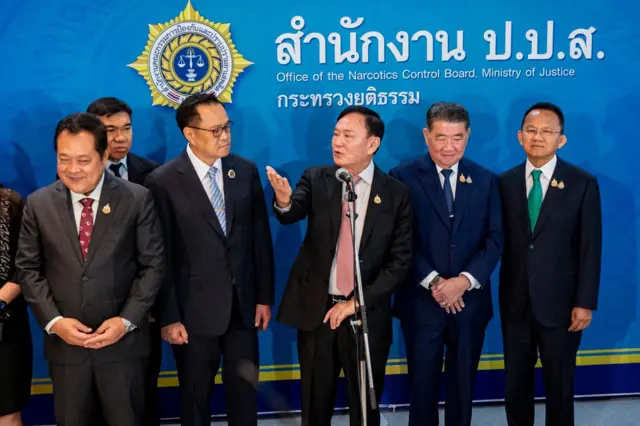 อดีตนายกฯ ทักษิณได้รับเชิญให้ไปกล่าวปาฐกถาพิเศษในหัวข้อ "ยาเสพติด อาชญากรรมข้ามชาติ มุมมองและความท้าทายต่อการแก้ไขปัญหาอย่างยั่งยืน" ที่สำนักงาน ปปส. โดยมี รมต. ข้าราชการ และตำรวจร่วมรับฟัง ในจำนวนนี้คือ อนุทิน เมื่อครั้งเป็นรองนายกฯ และ รมว.มหาดไทย ของรัฐบาล “แพทองธาร” เมื่อ 27 พ.ค. 2568