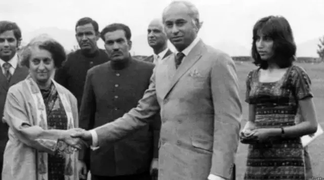 इंदिरा गांधी, ज़ुल्फ़िकार अली भुट्टो और बेनज़ीर भुट्टो शिमला हैलिपैड पर