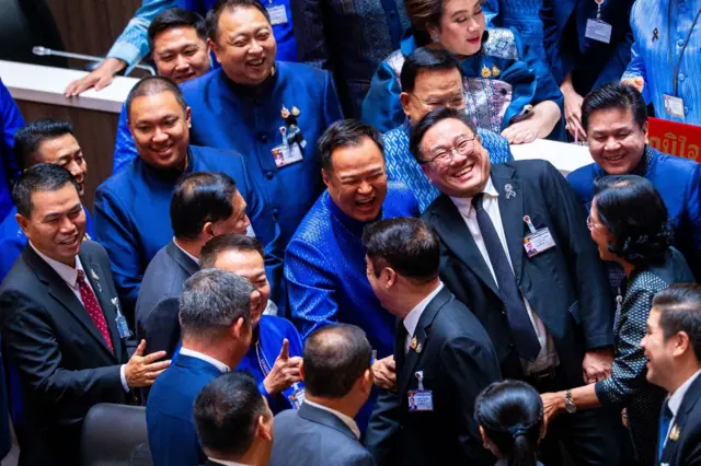 "หัวหน้าหนิม" จุลพันธ์ อมรวิวัฒน์ หัวหน้าพรรคเพื่อไทย แสดงความยินดีกับ "หัวหน้าหนู" อนุทิน ชาญวีรกูล หลังสภาโหวตเห็นชอบให้ดำรงตำแหน่งนายกฯ เป็นสมัยที่ 2 ในระหว่างประชุมสภา 19 มี.ค.