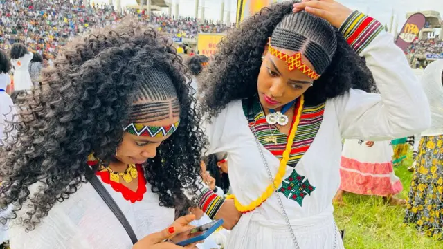  ይህ በዓል በዋግ ኸምራ ሻደይ፣ በላስታ ላሊባላና ጎንደር አሸንድዬ እንዲሁም በራያ ቆቦ ሶለል እንዲሁም በትግራይ አሸንዳ፣ አይኒዋሪ እና ማርያ በሚል ይጠራል። 