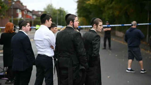 Àwọn èèyàn tí wọ́n ń wo ibi tí ọlọ́pàá ti gbégi dí