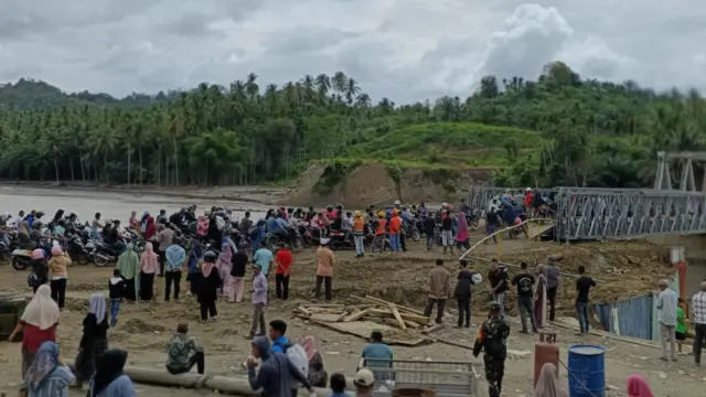 Jembatan Teupin Mane yang menghubungkan Takengon-Bireu—sempat ambrol di salah satu sisi—kini ramai dilalui pengendara.