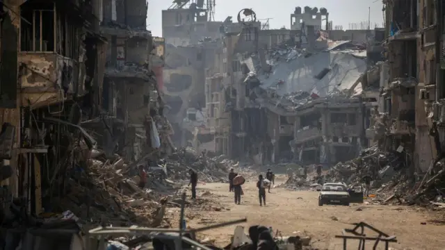 Gazze'nin güneyindeki mahallelere yüz binlerce kişi göç etti ancak güneydeki bölgeler de İsrail ordusunun bombardımanına uğradı.