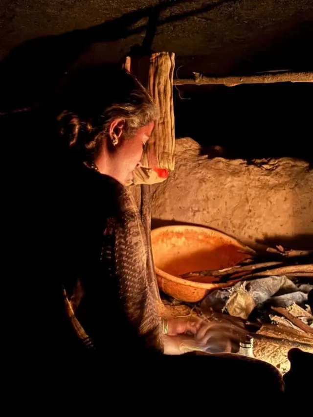 மகாராஷ்டிரா, ஒரு சிறிய குகைக்குள் 150 பசு, 10 எருமை மற்றும் ஆடுகளுடன் 3 குடும்பங்கள் வாழ்வது எப்படி?