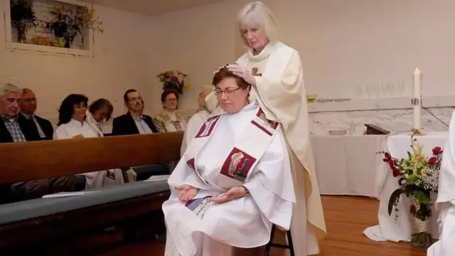 మతాధికారి హోదా కోసం మహిళల పోరాటం