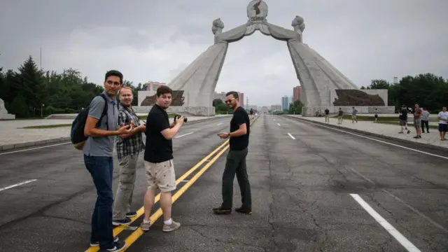 туристы в Пхеньяне