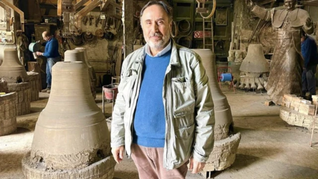 ارمینڈو میرینیلی اپنی گھنٹیوں کی ورکشاپ میں