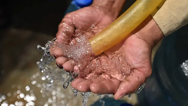 अञ्जुलीमा पानी थाप्दै