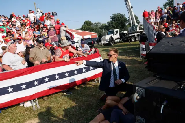 Un hombre señala con su dedo al público en el mitin de campaña de Donald Trump el 13 de julio de 2024 en Butler, Pensilvania.