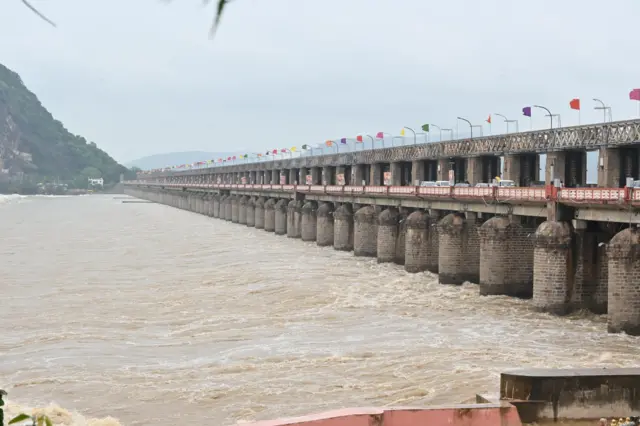 విజయవాడ, ప్రకాశం బరాజ్, కృష్ణా నది, బోట్లు, టీడీపీ వైసీపీ