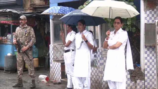 মমতা ব্যানার্জীর কালীঘাটের বাড়ির সামনে নারী পুলিশ-সহ সশস্ত্র পুলিশবাহিনীর পাহারা