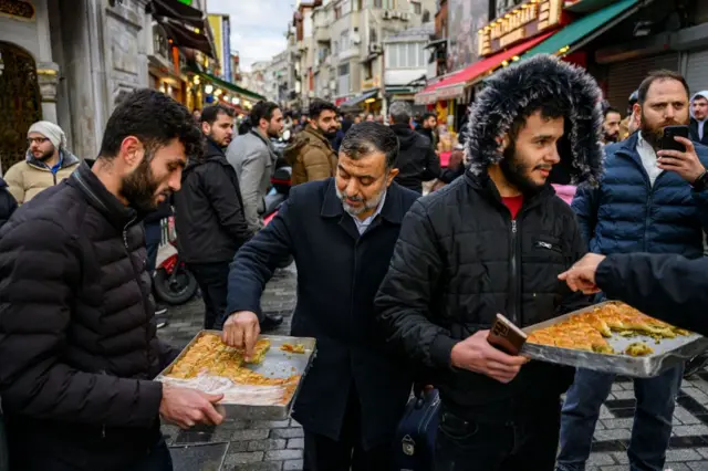 Baklava yiyen erkekler