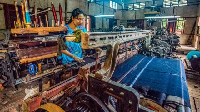 မန္တလေးတိုင်းမှာရှိတဲ့လုပ်ငန်းခွင်တစ်ခုမှာလုပ်ကိုင်နေတဲ့ အမျိုးသမီးတစ်ဦးမြင်ကွင်း 