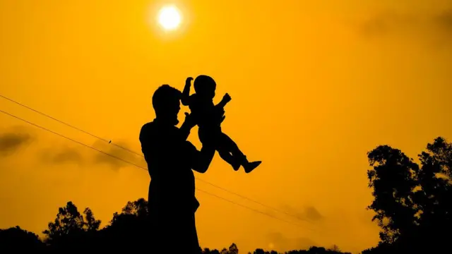 বাবা সন্তানের প্রতীকী ছবি