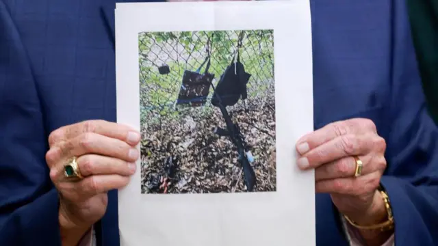 झाडियों में रखा हथियार